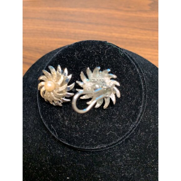 1960s Vtg Kramer signed Vtg Silver Tone Clip Earrings with Pearl - Picture 4 of 5